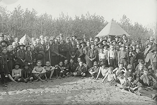 Tady nkde se rod zklad oddlu Havran - fotka z tbora kolnskch skaut - 1920